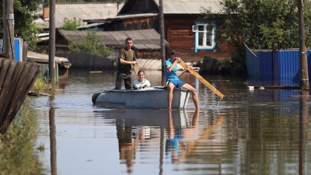 Local residents sail a boat in the flood-hit settlement of Oktyabrsky in Irkutsk Region, Russia July 5, 2019. At least 18 people have died in floods that have devastated the Siberian region of Irkutsk, according to Russian authorities. (Alexey Golovshchikov / REUTERS) Local residents sail a boat in the flood-hit settlement of Oktyabrsky in Irkutsk Region, Russia July 5, 2019. At least 18 people have died in floods that have devastated the Siberian region of Irkutsk, according to Russian authorities. (Alexey Golovshchikov / REUTERS)