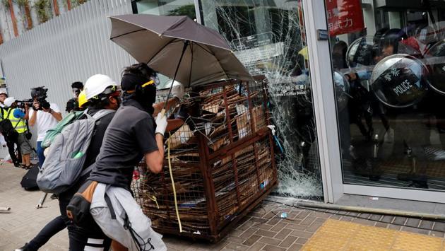 Protesters try to break into the Legislative Council building where riot police are seen, during the anniversary of Hong Kong’s handover to China in Hong Kong. (Tyrone Siu / REUTERS) Protesters try to break into the Legislative Council building where riot police are seen, during the anniversary of Hong Kong’s handover to China in Hong Kong. (Tyrone Siu / REUTERS)