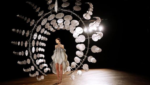 A model presents a creation by Iris van Herpen during the Women’s Fall-Winter 2019/2020 Haute Couture collection fashion show in Paris, France. (Thomas Samson / AFP) A model presents a creation by Iris van Herpen during the Women’s Fall-Winter 2019/2020 Haute Couture collection fashion show in Paris, France. (Thomas Samson / AFP)