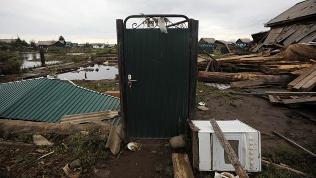 A view shows a fence door in a flood-hit courtyard in the town of Tulun. Around 1,000 servicemen and 300 military units were sent to the affected area. (Alexey Golovshchikov / REUTERS) A view shows a fence door in a flood-hit courtyard in the town of Tulun. Around 1,000 servicemen and 300 military units were sent to the affected area. (Alexey Golovshchikov / REUTERS)