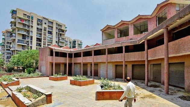 While the DDA has been unsuccessful in selling a large number of shops in this CSC, just across the road is a thriving market in Pochanpur village, and a busy mall just a short walk away.(HT Photo) While the DDA has been unsuccessful in selling a large number of shops in this CSC, just across the road is a thriving market in Pochanpur village, and a busy mall just a short walk away.(HT Photo)
