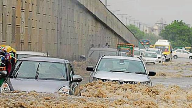 The police will depute officials in advance to ensure there is minimal effect of waterlogging on vehicular movement.(HT File) The police will depute officials in advance to ensure there is minimal effect of waterlogging on vehicular movement.(HT File)
