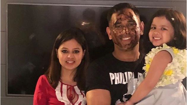 Ms Dhoni Dances With Ziva Celebrates Birthday With Sakshi Hardik Pandya Kedar Jadhav Watch Cricket Hindustan Times