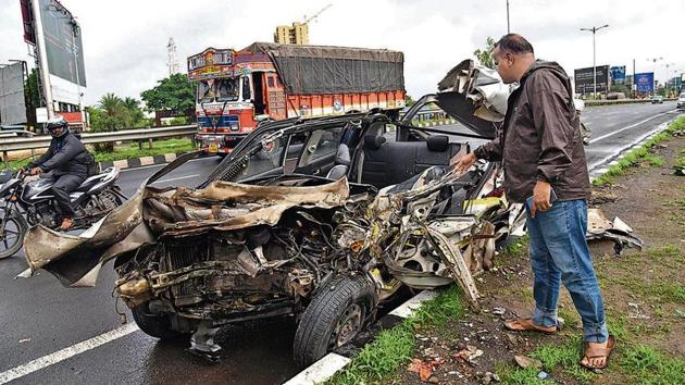 Three people have been killed, and one injured, after a car rammed into a truck on the Pune-Bengaluru highway on Sunday.(HT Photo) Three people have been killed, and one injured, after a car rammed into a truck on the Pune-Bengaluru highway on Sunday.(HT Photo)