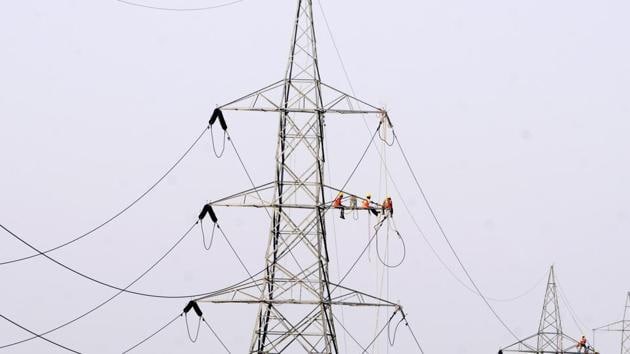The Uttar Pradesh government has decided to order an inquiry into ‘buying of expensive electricity from private firms’ as alleged by the Power Consumers’ Council.(Sunil Ghosh / Hindustan Times)