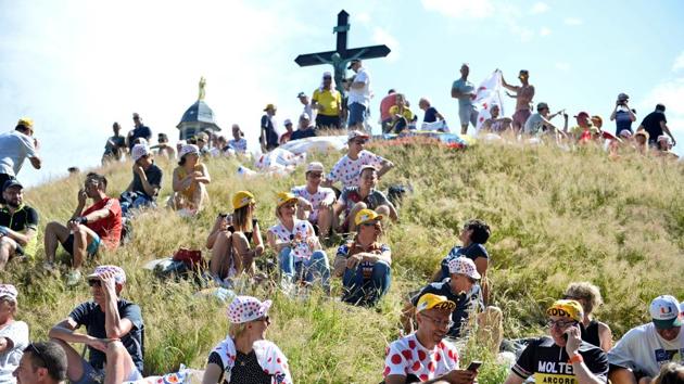 Spectators await the peloton on the Wall of Geraardsbergen (Mur de Grammont) during the stage one of Tour de France. (Johanna Geron / REUTERS) Spectators await the peloton on the Wall of Geraardsbergen (Mur de Grammont) during the stage one of Tour de France. (Johanna Geron / REUTERS)