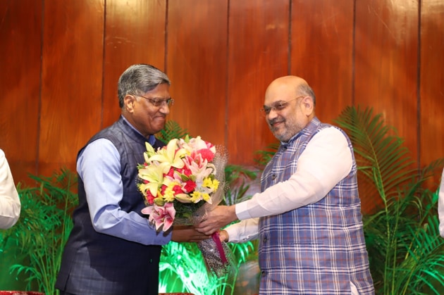 Home Minister Amit Shah felicitating Research and Analysis Wing chief Anil Dhasmana in Delhi on JUly 8, 2019. (HT photo). Home Minister Amit Shah felicitating Research and Analysis Wing chief Anil Dhasmana in Delhi on JUly 8, 2019. (HT photo).