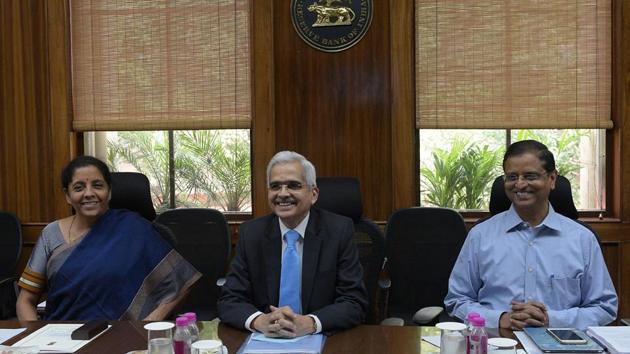 Finance Minister Nirmala Sitharaman and RBI Governor Shaktikanta Das seen during the post-budget meeting of the RBI’s central board, in New Delhi. Finance Minister Nirmala Sitharaman will brief the RBI’s central board on Budget measures and sources said the upcoming sovereign bonds, NBFC issues and RBI dividend will figure in the discussion at the meeting. (Mohd Zakir / HT Photo) Finance Minister Nirmala Sitharaman and RBI Governor Shaktikanta Das seen during the post-budget meeting of the RBI’s central board, in New Delhi. Finance Minister Nirmala Sitharaman will brief the RBI’s central board on Budget measures and sources said the upcoming sovereign bonds, NBFC issues and RBI dividend will figure in the discussion at the meeting. (Mohd Zakir / HT Photo)