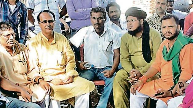 Lynching victim Tabrez Ansari’s uncle Maulana Masroor Alam (with black turban) in Kadamdiha village.(Manoj Kumar/Hindustan Times)