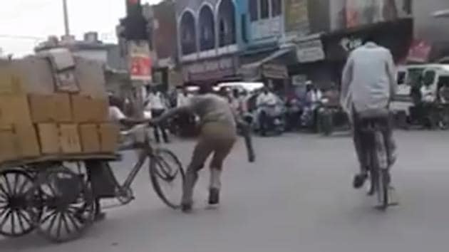 Several people have praised the constable for his actions. (Twitter/@upcoprahul) Several people have praised the constable for his actions. (Twitter/@upcoprahul)