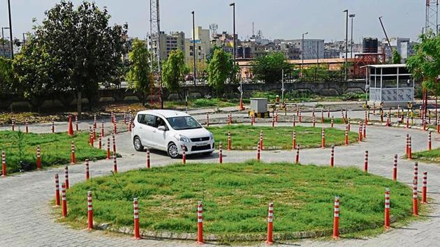 Delhi has a total of 12 motor licensing centres, of which three conduct fully automated driving tests.(Mohd Zakir/HT file)