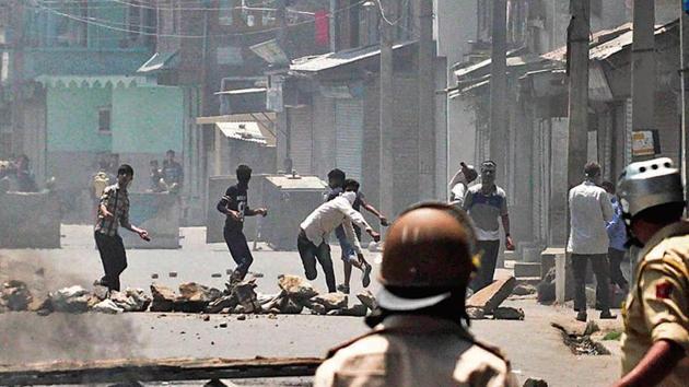 People pelt stones at policemen during protests after the death of Burhan Wani in an encounter in July 2016.(Waseem Andrabi/HT archive)