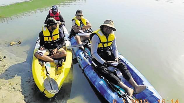 A Bhagalpur University team conducted the survey of the endangered Ganga river dolphins.(HT Photo)