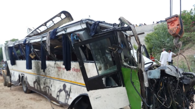 Agra’s senior superintendent of police Babloo Kumar said the accident happened on the Yamuna Expressway near Etmadpur.(HT Photo/Hemendra Chaturvedi) Agra’s senior superintendent of police Babloo Kumar said the accident happened on the Yamuna Expressway near Etmadpur.(HT Photo/Hemendra Chaturvedi)