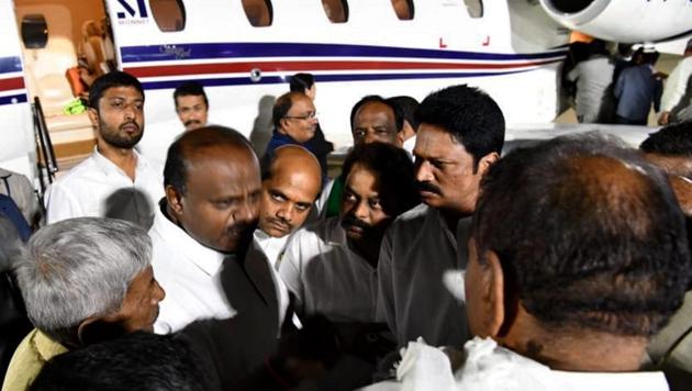 Karnataka Chief Minister H D Kumaraswamy talks with party MLA's and ministers at the HAL airport, Bengaluru, on his return from a 10-day personal trip to US amid political turmoil in the state.(PTI) Karnataka Chief Minister H D Kumaraswamy talks with party MLA's and ministers at the HAL airport, Bengaluru, on his return from a 10-day personal trip to US amid political turmoil in the state.(PTI)