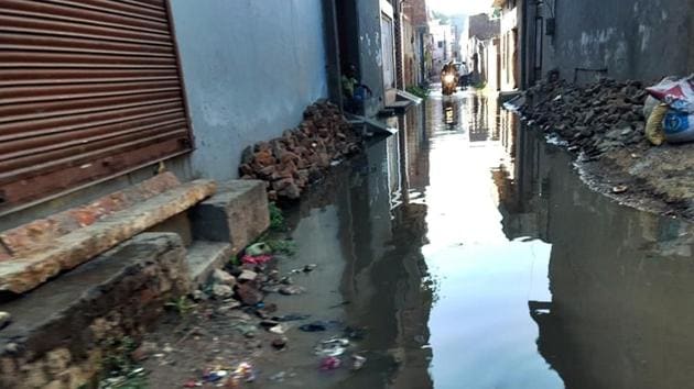 The Delhi government is mulling over roping in robots to clean sewers in the city’s inaccessible narrow lanes and Social Justice Minister Rajendra Pal Gautam will travel to Kerala in July end to talk to a group of engineers in this regard.(HT Photo)