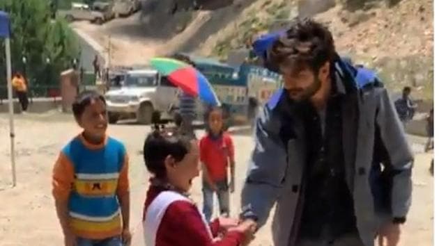 Kartiik Aaryan with a young girl on sets of Love Aaj Kal sequel.