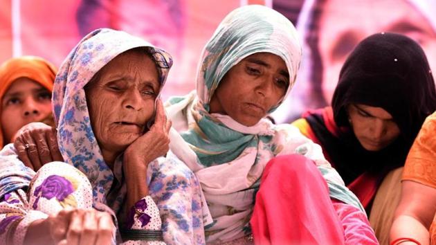 Anguri Begum, mother of Pehlu Khan sitting on a dharna at New Delhi’s Jantar Mantar demanding justice for her son who was lynched while transporting cattle on April 1, 2017 near Alwar in Rajasthan.(HT FILE PHOTO)