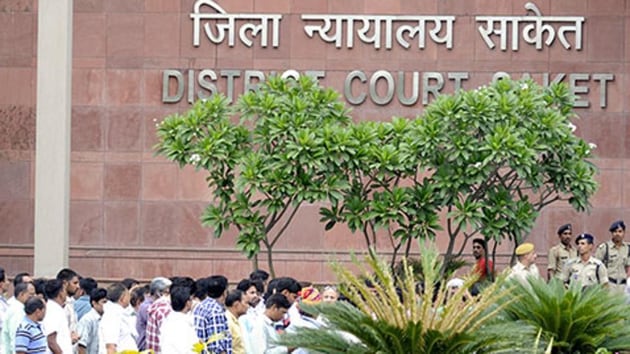 The alleged accused was being produced in the court in two chain-snatching cases by a Delhi Police team when he managed to set himself free from the clutches of policemen guarding him and jumped off the railing. Representative image used.(HT Photo)