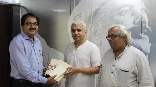 NFAI director Prakash Magdum (left) along with PL Deshpande’s nephew Dinesh Thakur (centre) and film historian Satish Jakatdar.(HT PHOTO)