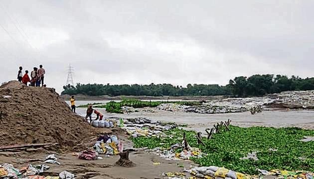 The second cave-in of the cofferdam on Bagmati vividly has also exposed the administrative apathy in tackling floods, which are common in the region.(HT Photo) The second cave-in of the cofferdam on Bagmati vividly has also exposed the administrative apathy in tackling floods, which are common in the region.(HT Photo)