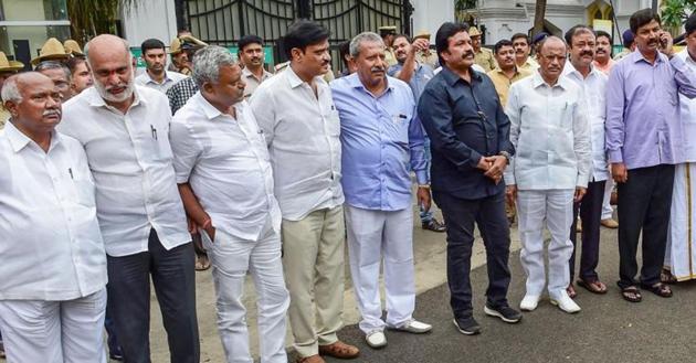 Rebel Karnataka MLAs outside the speaker’s residence on Saturday(PTI)