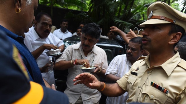Karnataka Congress leader DK Shivakumar outside a Mumbai hotel on Wednesday.(Satish Bate/HT Photo) Karnataka Congress leader DK Shivakumar outside a Mumbai hotel on Wednesday.(Satish Bate/HT Photo)