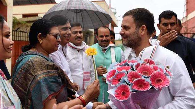 Rahul Gandhi welcomed by Congress workers at Lucknow airport on Wednesday.(HT photo)