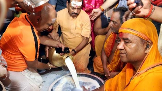 Chief minister Raghubar Das performing puja at Babadham Temple in Deoghar on Tuesday July 06,2019. (HT Photo)