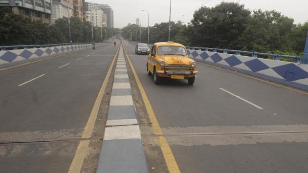 In Kolkata, the Park Street flyover which connects Esplanade and Park Street, the latter home to popular hangouts such as Trinca’s, Peter Cat, Oly Pub, Blue Fox, Mocambo and Moulin Rouge, finds little respite from heavy traffic. This sight on the two days the match played out was certainly a break from the usual din of traffic to the few who took to the roads. (Samir Jana / HT Photo) In Kolkata, the Park Street flyover which connects Esplanade and Park Street, the latter home to popular hangouts such as Trinca’s, Peter Cat, Oly Pub, Blue Fox, Mocambo and Moulin Rouge, finds little respite from heavy traffic. This sight on the two days the match played out was certainly a break from the usual din of traffic to the few who took to the roads. (Samir Jana / HT Photo)