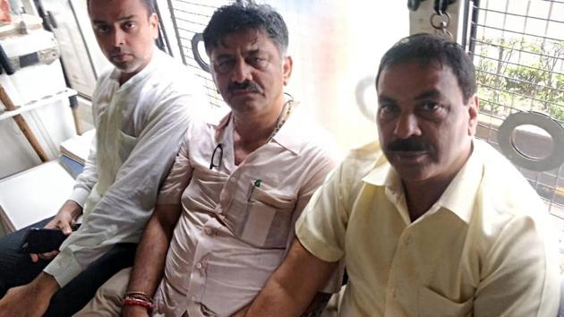 Karnataka political crisis: Congress leader and MLA DK Shivakumar and Milind Deora being taken to Mumbai University rest house in Mumbai on Wednesday.(ANI photo) Karnataka political crisis: Congress leader and MLA DK Shivakumar and Milind Deora being taken to Mumbai University rest house in Mumbai on Wednesday.(ANI photo)