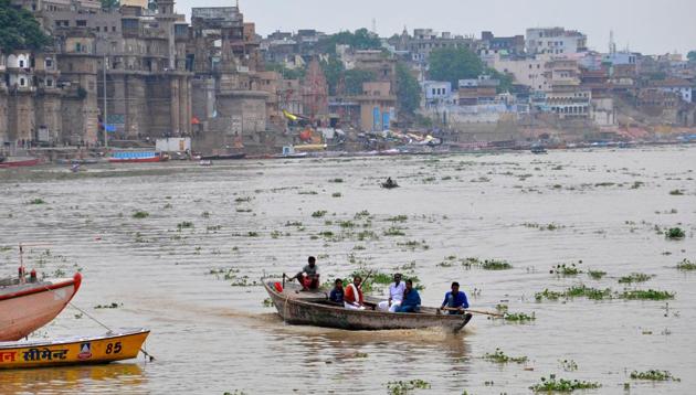 Varanasi district administration has decided to penalise those found dumping waste in river Ganga.(HT File Photo)