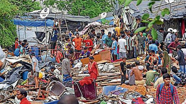 People search for their belongings after the water receded at the wall collapse site.(Satyabrata Tripathy/HT Photo) People search for their belongings after the water receded at the wall collapse site.(Satyabrata Tripathy/HT Photo)