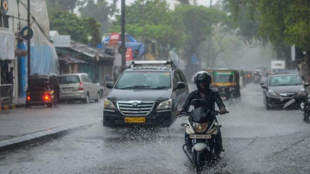 Mumbai witnessed partly cloudy conditions, irregular intervals of sunshine and intermittent light showers throughout the day on Tuesday, July 9, 2019. (Ragul Krishnan / HT PHOTO) Mumbai witnessed partly cloudy conditions, irregular intervals of sunshine and intermittent light showers throughout the day on Tuesday, July 9, 2019. (Ragul Krishnan / HT PHOTO)