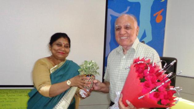 Principal Dr Ratna Chakravarty felicitated educationist Dr Suraj Prakash who conducted the workshop(HT)