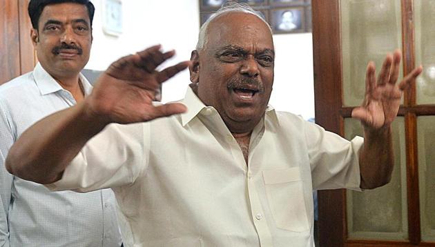 Karnataka Legislative Assembly Speaker Ramesh Kumar interacting with media as he arrives at Vidhana Soudha in Bengaluru on Tuesday.(ANI photo)