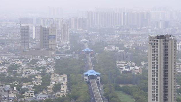 The effect was apparent throughout the day as hot, dry winds swept the city and the haze turned the sky white.(Photo:Sunil Ghosh / Hindustan Times)