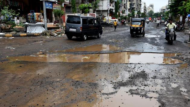 Pothole at Sector -5 Karanjade in Navi Mumbai. BMC said citizens across Mumbai reported 1,070 potholes between June 10 and July 09 on the mobile app MCGM 24X7.(Bachchan Kumar/ Hindustan Times)