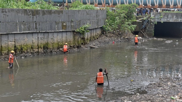 Rescuers searching for the toddler who fell into an overflowing open drain in Goregaon (East), Mumbai on Thursday, July 12, 2019.(Satyabrata Tripathi / HT Photo)