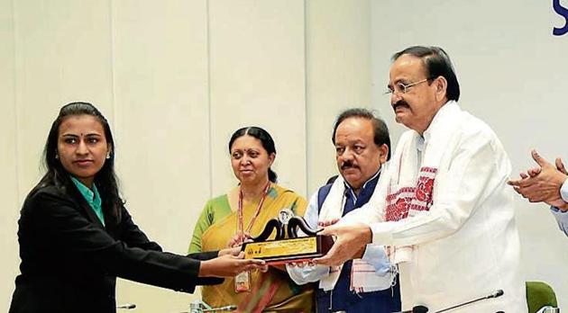 Nalinee Suryawanshi receives the award from Vice-President M Venkaiah Naidu(HT) Nalinee Suryawanshi receives the award from Vice-President M Venkaiah Naidu(HT)