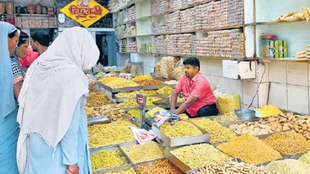 Bihari Bhujiya Wala is a landmark shop in Gurugram’s Sadar Bazaar that makes several salty and sweet savouries.(HT Photo)
