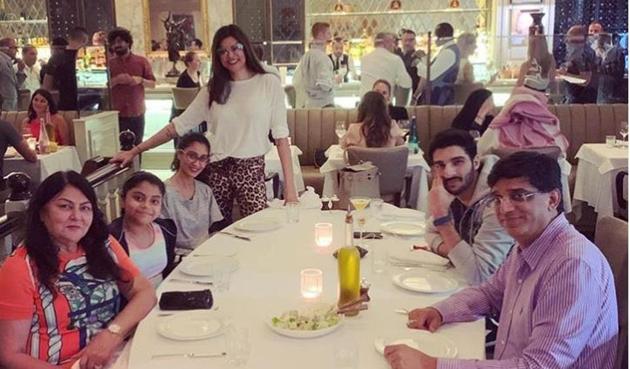 Sushmita Sen poses with her family at a dinner. Sushmita Sen poses with her family at a dinner.