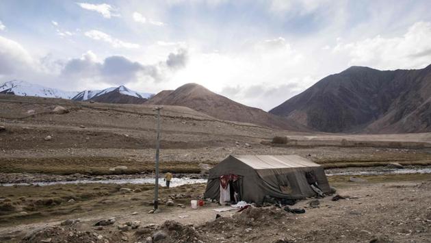 The tents do not have electricity and workers rely on kerosene stoves to cook and heat up the icy water. But they are undaunted. (Xavier Galiana / AFP) The tents do not have electricity and workers rely on kerosene stoves to cook and heat up the icy water. But they are undaunted. (Xavier Galiana / AFP)