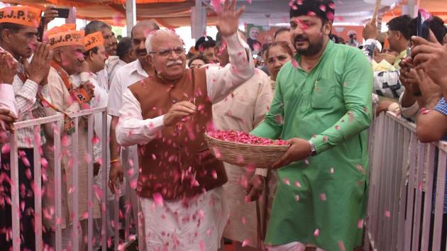 Haryana Chief Minister Manohar Lal Khattar showers flower petals on party workers during a felicitation event near Sector 10A, in Gurugram.(File photo by Yogesh Kumar/Hindustan Times)