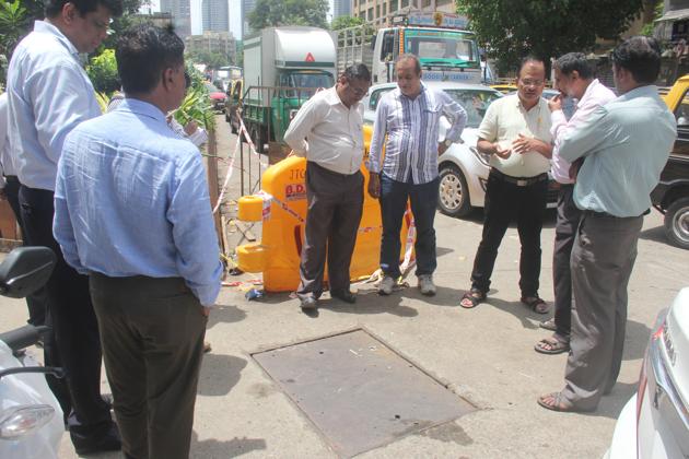 Spot of manhole, where Dr Deepak Amrapurkar fell into in recent rain deluge in Mumbai on Friday, September 1, 2017.((Photo by Bhushan Koyande/ Hindustan Times))