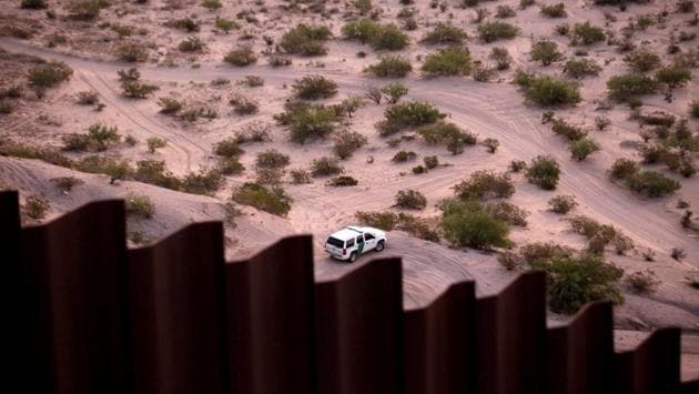 A Border Patrol vehicle is pictured guarding the current border fence in Sunland Park, US, seen from the Mexican side of the border in Ciudad Juarez, Mexico. (Daniel Becerril / REUTERS)