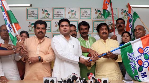 TMC MP Abhishek Banerjee with TMC councillors on Saturday.(ANI Photo) TMC MP Abhishek Banerjee with TMC councillors on Saturday.(ANI Photo)