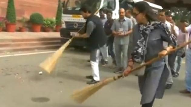 The video of Hema Malini cleaning the premises of Parliament soon became viral.(Twitter/@ANI)