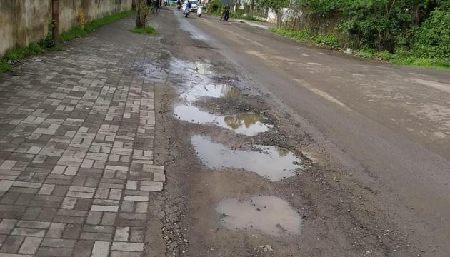 The 700-metre stretch from Golden Trellis society to Sai chowk has become mishap-prone and is ridden with potholes. Despite writing to the civic authorities on multiple occasions, nothing has been done to improve the situation, according to residents.(HT/PHOTO)