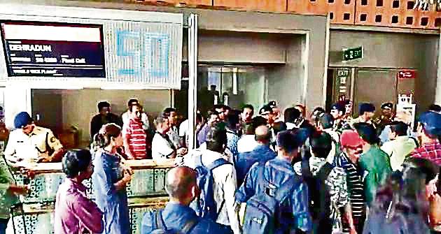 SpiceJet’s Mumbai-Durgapur fliers protest against the airline at the Mumbai airport on Saturday.(HT Photo)